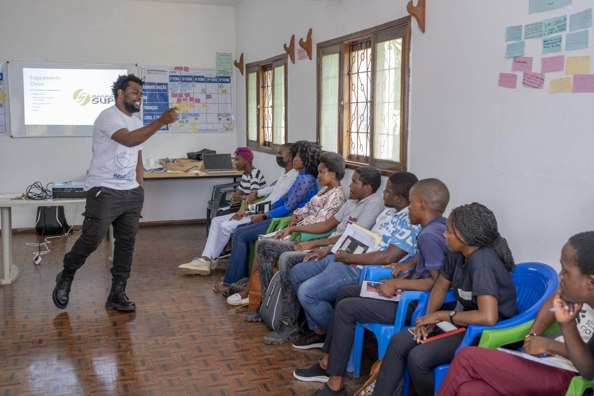 Participantes numa actividade de cidadania da AZUL